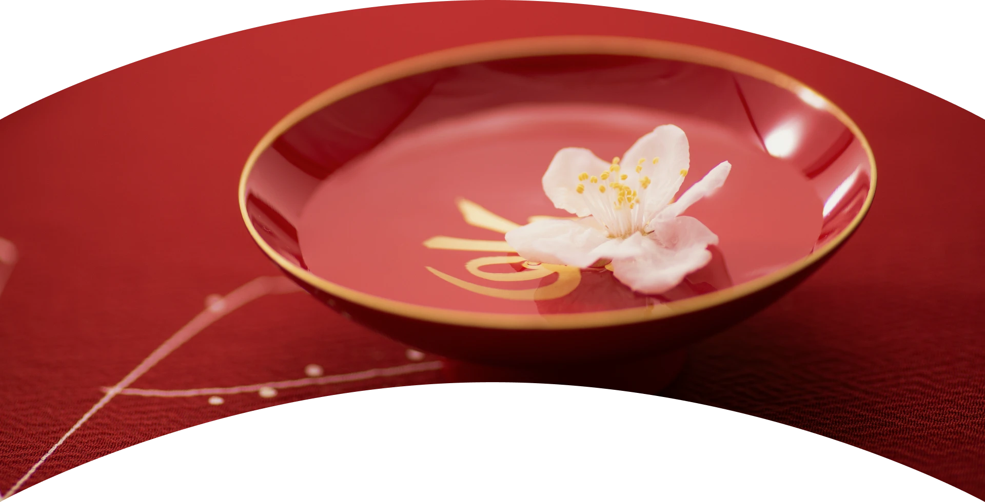 画像：桜の花を浮かべたお酒