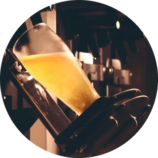 画像：ビールを注ぐ様子