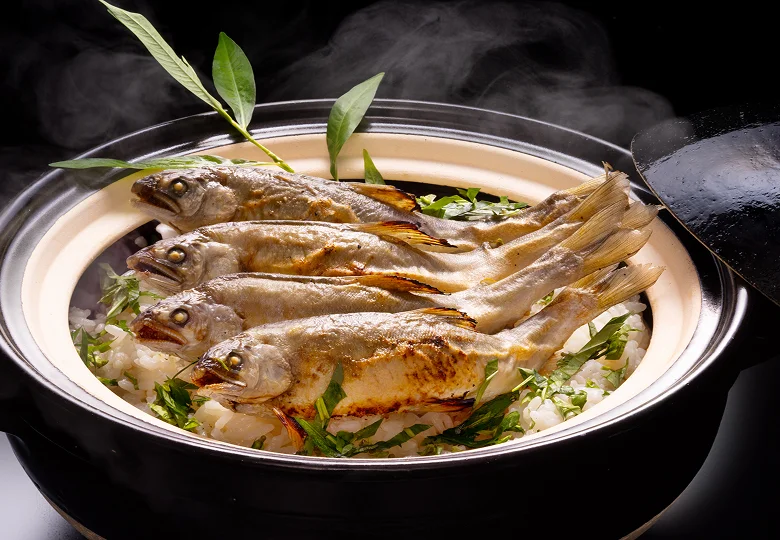 写真：天然鮎の土鍋ご飯
